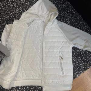 Vit cardigan - Vit cardigan ingen aning om märke, stl M