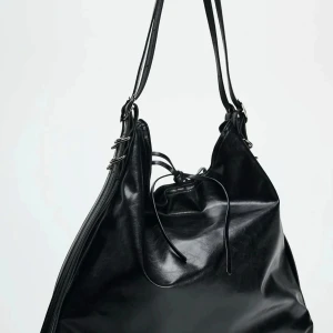 hoboväska zara - stor hobo väska från zara som är helt slut online! får plats med min 13 tum dator! är i mycket bra skick utöver lite slitningar på banden, skriv om ni har frågor🩷