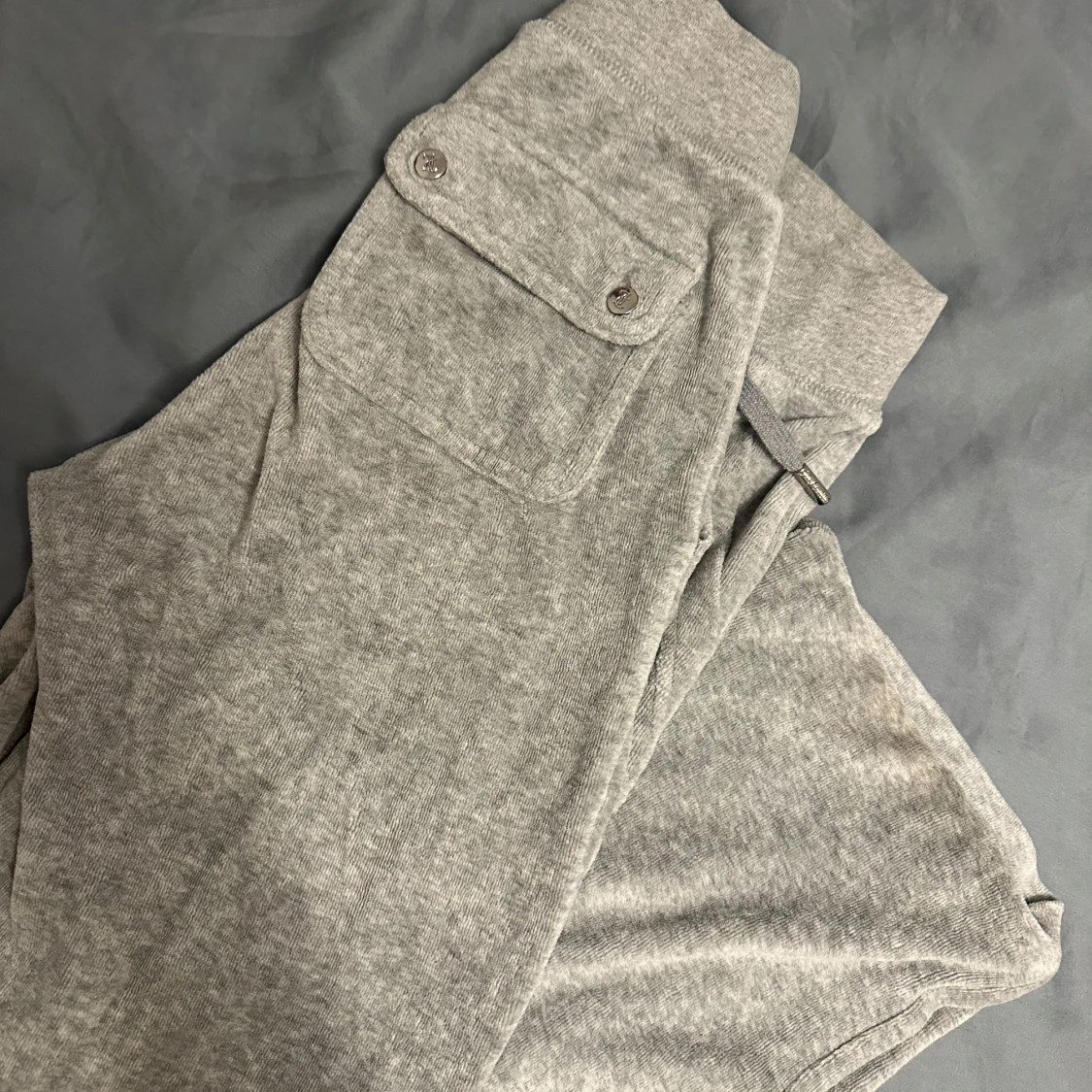 Grå mjukisbyxor med fickor och snörning - 2