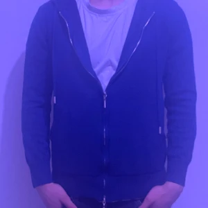 Blå hoodie med dragkedja - Säljer en enkel blå hoodie med dragkedja och huva. .jätte fin pris kan diskuteras vid snabb affär. Model är 175 cm och 70 kg 