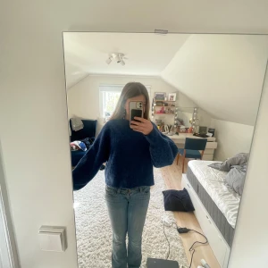 Blå stickad tröja från & Other Stories - Mysig blå stickad tröja från & Other Stories med rund halsringning och lite oversized passform. Perfekt att slänga på sig när det är kyligt ute. Enkel och stilren design som passar till det mesta. Jag är storlek S och passar fint.