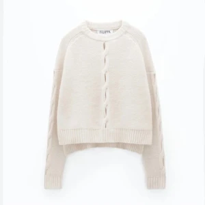 Krämvit stickad Filippa K tröja - Såå snygg tröja från Filippa K!😍😍Säljer då den inte passar mig, fint skick💗Köpt på plick, har aldrig använt själv💕