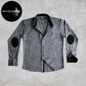 Ralph lauren skjorta linne/bomull - Stilren grå Polo Ralph Lauren skjorta med svarta elbow patches och snygga kontrastdetaljer. Storlek L men sitter mer som M. Skicket är som nytt, inga fläckar eller defekter. Troligen bomull med ev. touch av linne.                                                ~                                                                                                      Nypris ca 1200–1500 kr |Vårt pris: 299 kr. Hör av dig vid frågor och mått – alla följare får rabatt!