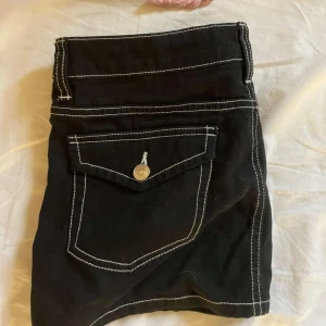 Svart minikjol med vita sömmar -  true religion stil på min jeanskjol, knappt använd