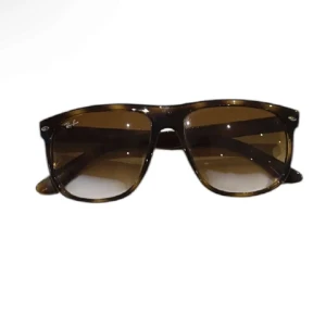 Rayban boyfriend - Sjukt snygga i jätte bra skick, nypris 1400 säljer för 899 pris kan diskuteras vid smidig affär🤝allt på bilden ingår