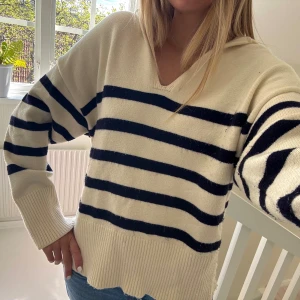 Randig stickad tröja med v-ringning - Säljer en krämvit stickad tröja från Zara💘Lite nopprig men annars i bra skick!