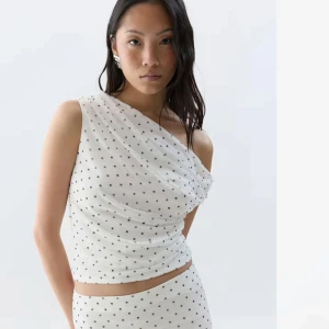 Vit omlott topp med svarta prickar - Så fin topp från Gina, helt slutsåld. Endast använd en gång 