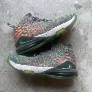 Nike LeBron 17 Multicolor - Säljer ett par Nike LeBron 17, tvärfeta basket skor med en unik sula, priset går att diskutera vid snabba köp.
