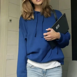 Blå hoodie från ZARA - Säljer en blå hoodie från ZARA i storlek Mmem passsar storlek S också. Tröjan har huva med. Passar bra till jeans eller leggings. Första bilden är lånad, pris kan diskuteras och skriv för fler bilder!💗 jag tror inte att den säls längre 💕