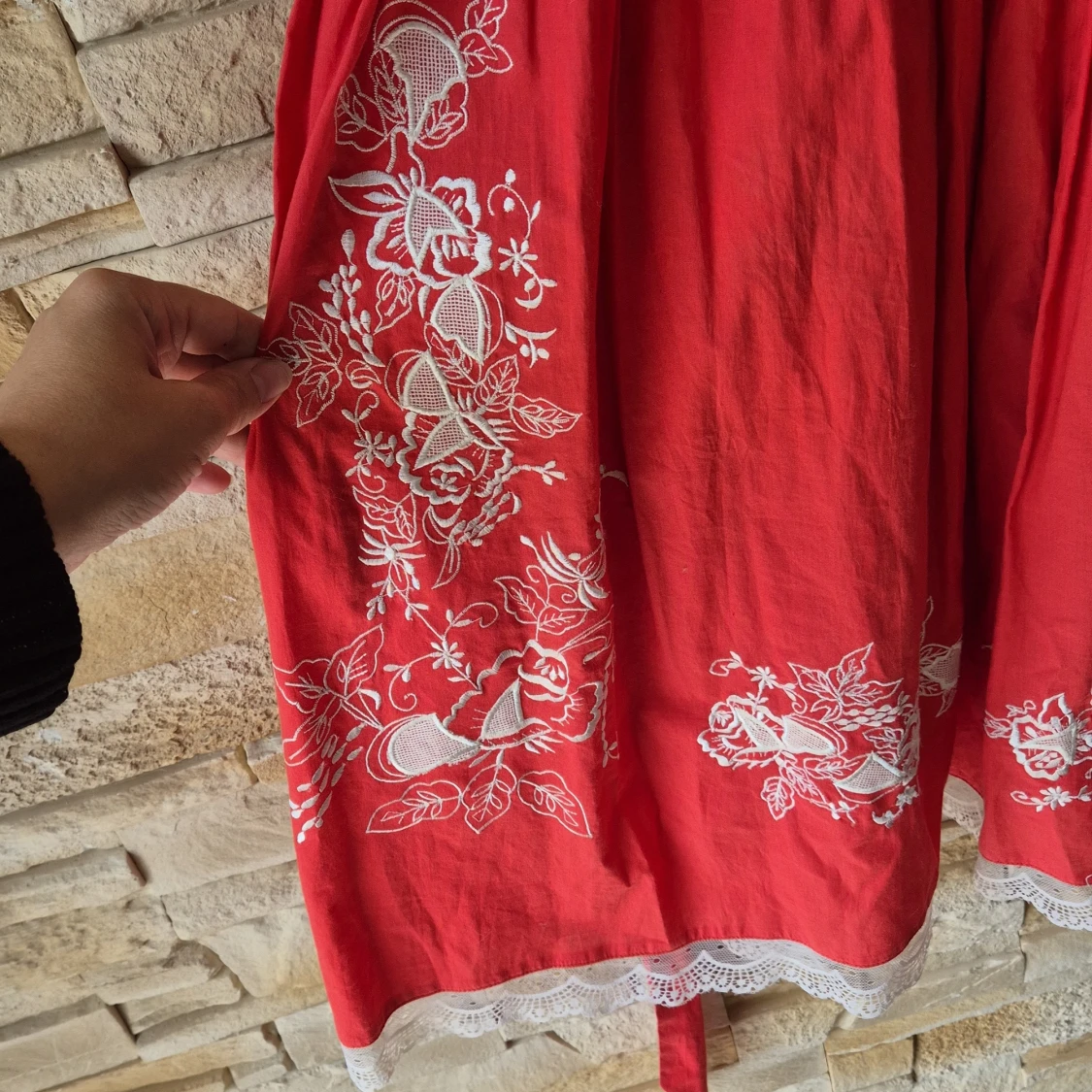 Röd klänning med broderi från Derhy - 2