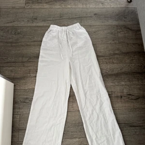 Vita linnebyxor  - Vita linnebyxor från Åhléns. Köpte till tjejen men de passade inte. Prislappen sitter kvar, köpte för 299 kr, säljer för 150 kr.