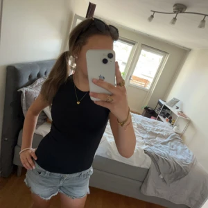 Gina Young Shorts - Säljer ett par grå low waist jeansshorts då jag inte får användning av dem längre. Storlek 170. Pris går att diskuteras💗💗 