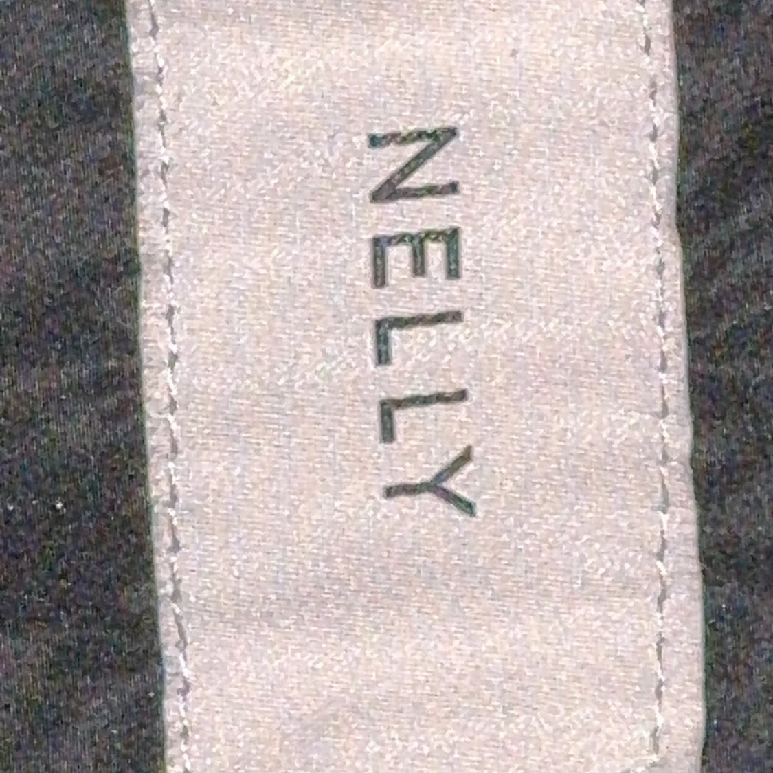 Svart dunjacka med huva från Nelly - 1