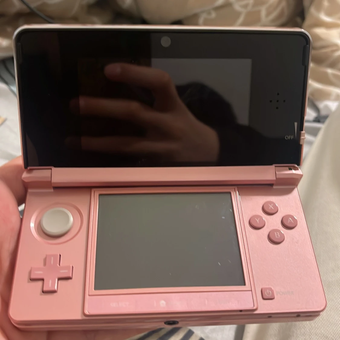 Rosa Nintendo 3DS med laddare och stylus