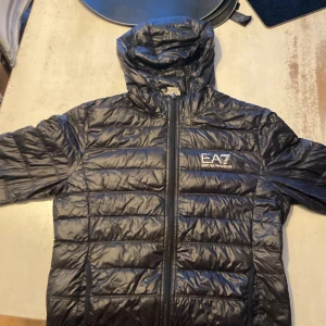 Emprio armani jacka  - Emporio Armani tunn dunjacka, Perfekt till våren och därmed hösten🍁🍂🌿🌿 . Bra skicka, 