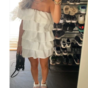 Vit volangklänning med offshoulder - Säljer denna superfina vit klänning med  volanglager!!!💖💖 Perfekt till student, avslutning eller fest🥳🥳☀️☀️