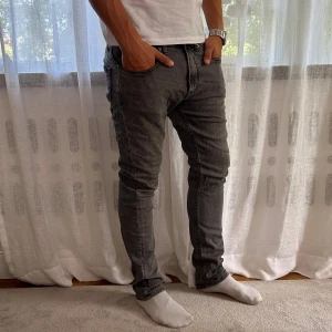 Calvin Klein - Vi säljer nu dessa sjukt snygga CK jeans i slim fit. Skick: 10/10. Modellen är ca 180 o väger 75kg. Hör av er vid eventuella frågor! 