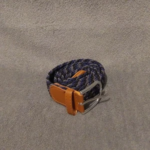 Flätat Bälte i Marinblå, Svart och Grått  - Snyggt flätat bälte i blått, grått och svart || 110 cm långt || helt nytt 