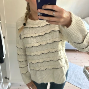 Stickad tröja från Zara - Stickad tröja från Zara med volanger. Köpt för några år sen. Fint skick.Skriv vid fler frågor💕