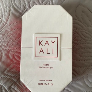 Kayali Eden Juicy Apple | 01 Eau de Parfum -  Kayali Eden Juicy Apple | 01 100 ml. Den har noter av saftigt rött äpple, vilda bär, jasmin, litchi, vaniljblomma och sensuell mysk, kvitto finns.