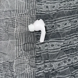 Airpod pro gen2 vänster  - Tappade bort mitt skal med den andra AirPodsen i men jag hade den vänstra i örat så jag hade kvar den och vill bara bli av med mig. Köpte dem för tre veckor sen!! bara den vänstra AirPoden!!