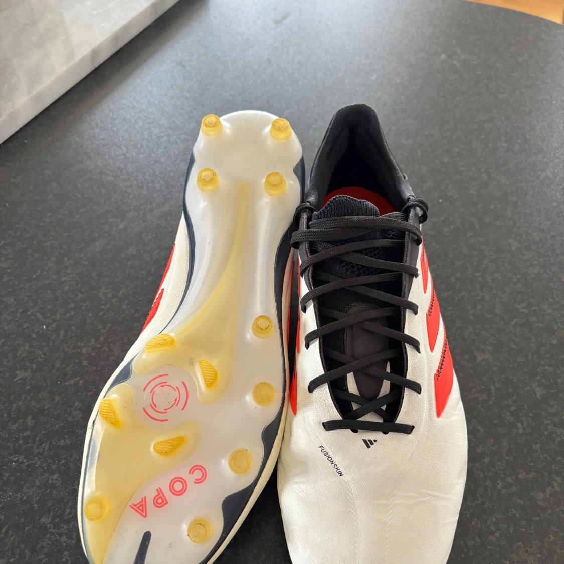 Adidas Copa fotbollsskor i vitt och rött - 2