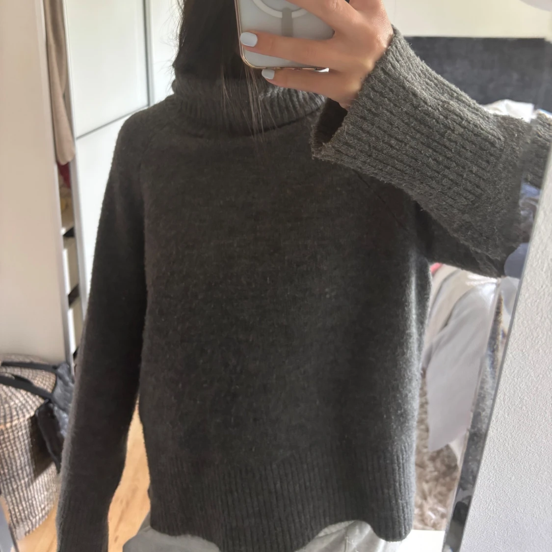 Grå stickad polotröja - 1