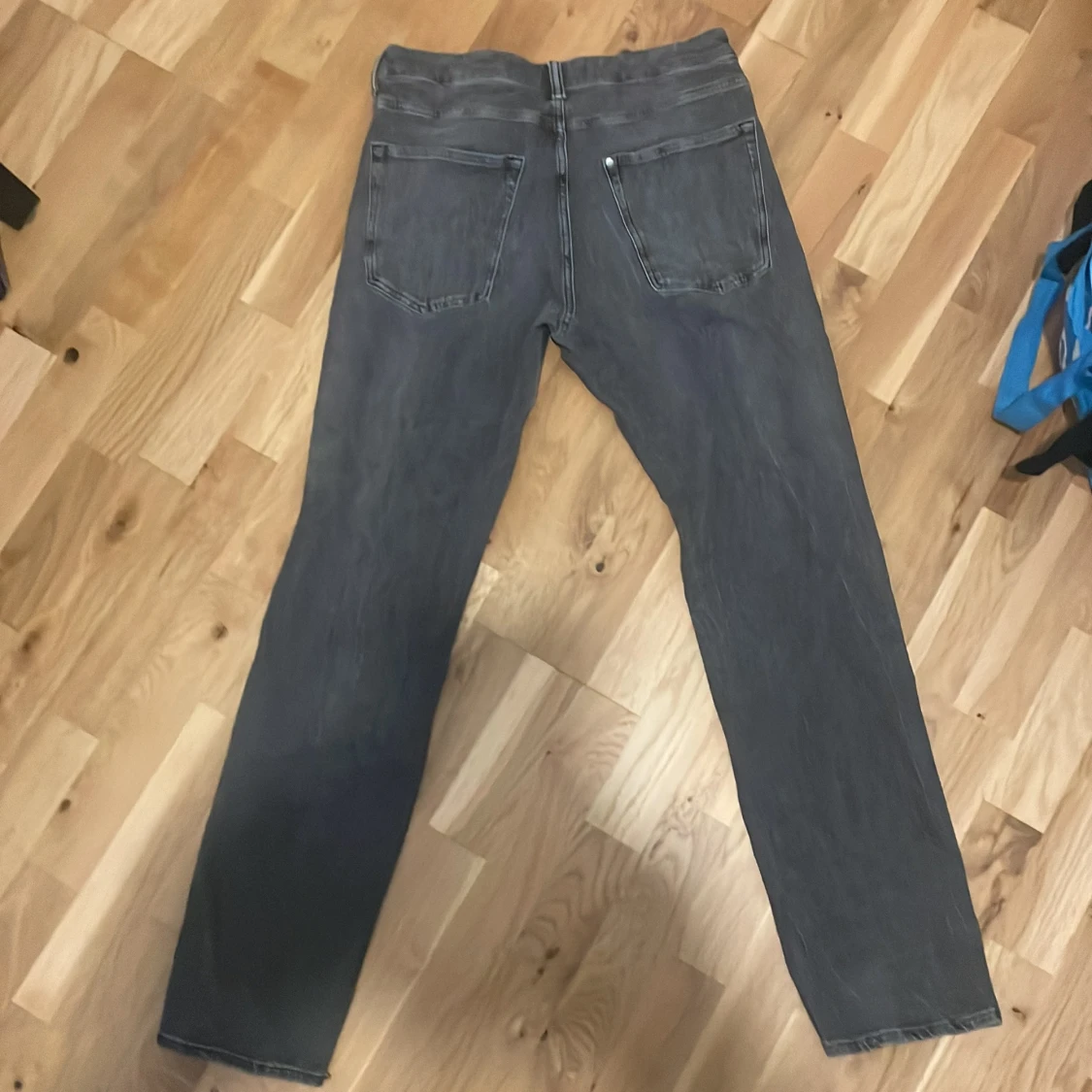 Grå jeansbyxor från H&M - 1