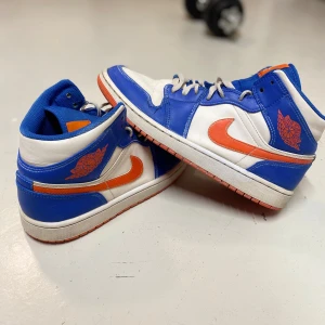 Nike Air Jordans blå och vita med orange detaljer - Säljer ett par Nike Air Jordans mids, storlek 42:5 köpta för 1600 för ett år sedan ganska bra sick använda i cirka 4 månader så har lite skavanker men inget som syns så mycket. Ganska så lite cress. Pris kan diskuteras 💸💸💸