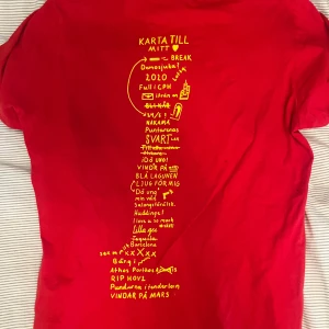 Hov1 Merch - Hov1 Merch t-shirt, låttexter på baksidan, endast använd en gång💕 Helt röd på framsidan