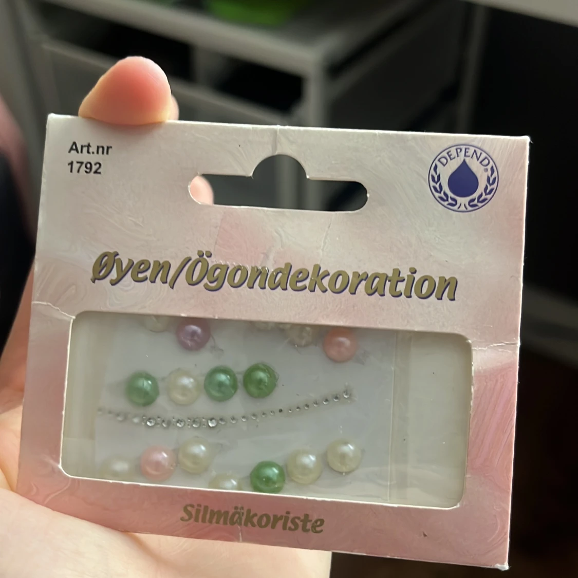 Ögondekoration med pärlor och stenar från Depend