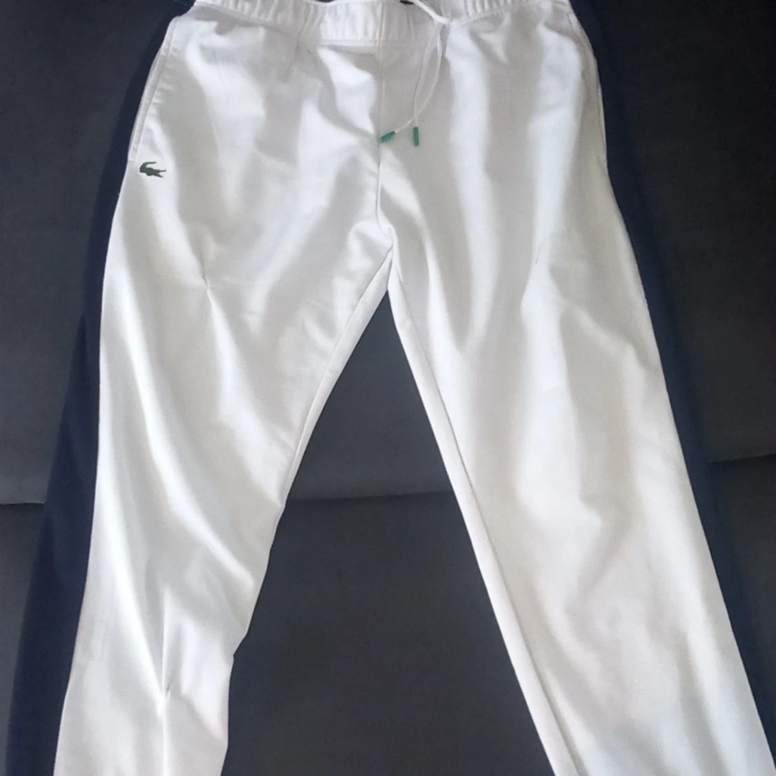 Vita träningsbyxor från Lacoste