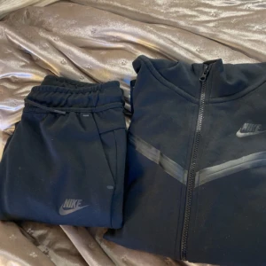 Nike tech nästan ny - Nya byxor utan prislapp storlek L(148-158) motsvarar en XS ungefär. Tröjan är lite nopprig men ser ny ut, storlek XL (158-170) motsvarar en XS-S ungefär. Pris kan såklart diskuteras 
