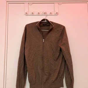 Zip Cardigan Från Suitsupply  - Väldigt fint skick, knappt använd. Ny går för 1000+. Pruta går! Bara skicka Dm! 