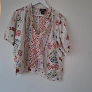Blus - Fin blus med somriga färger.