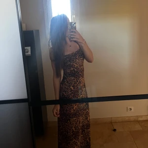 Leopardklänning från bikbok - En vacker långklänning med leopardmönster från Bikbok i storlek xs. Smala axelband med en dragkedja längst sidan av midjan. Extremt vacker och passar perfekt till sommaren💕