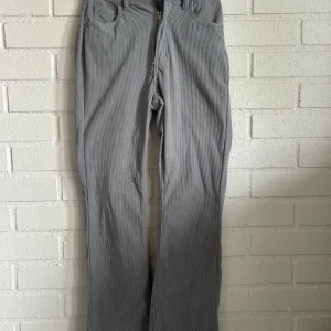 Grå byxor  - Inte använt jättemånga gånger, de är sköna men lite för tajta i midjan för mig.  Storleken är S men är som sagt lite tajta i midjan för mig som brukar ha S Fint skick Hör gärna av er om frågor eller mer bilder!🌷