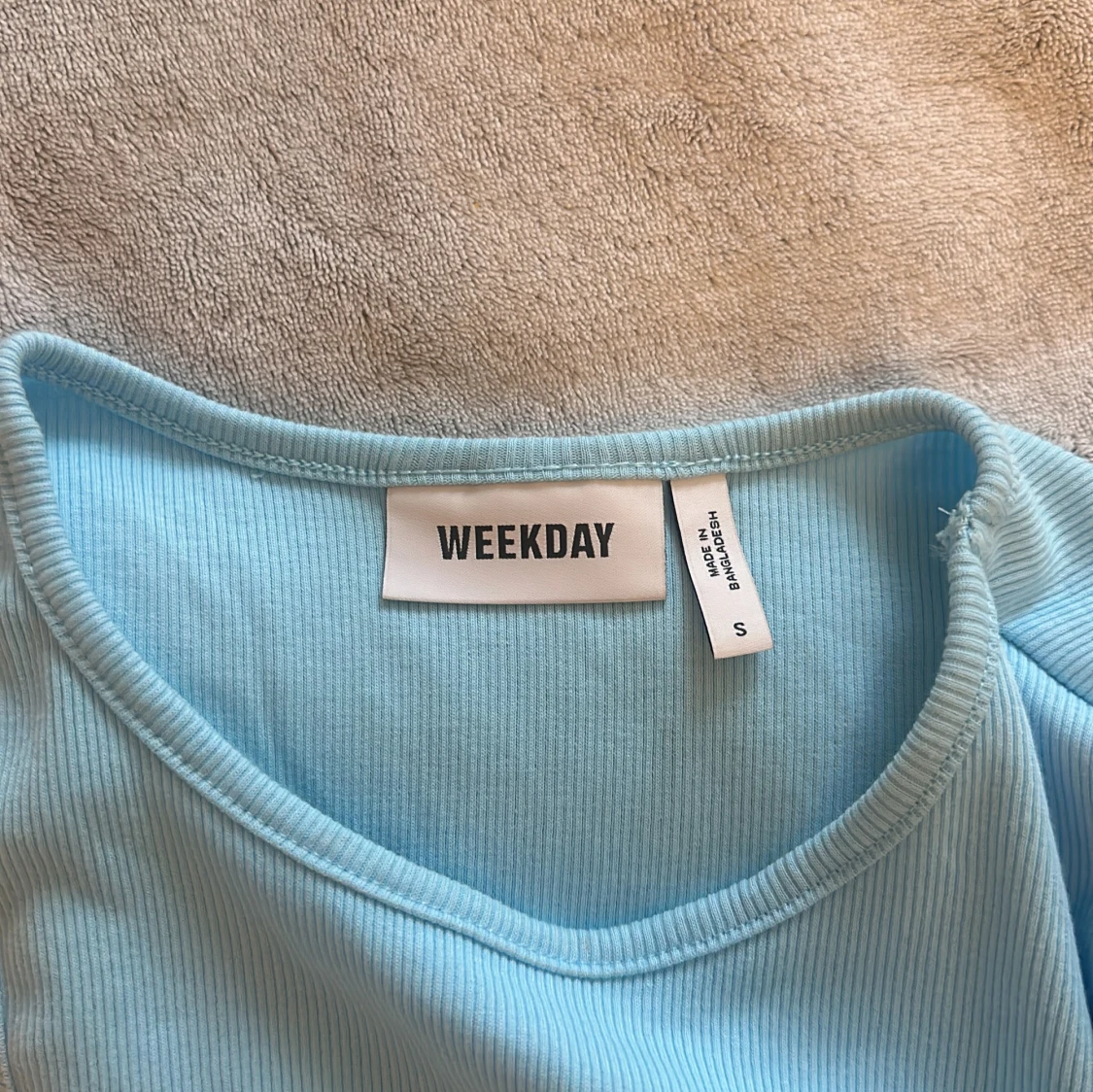 Ljusblå croppad topp med en ärm - 2