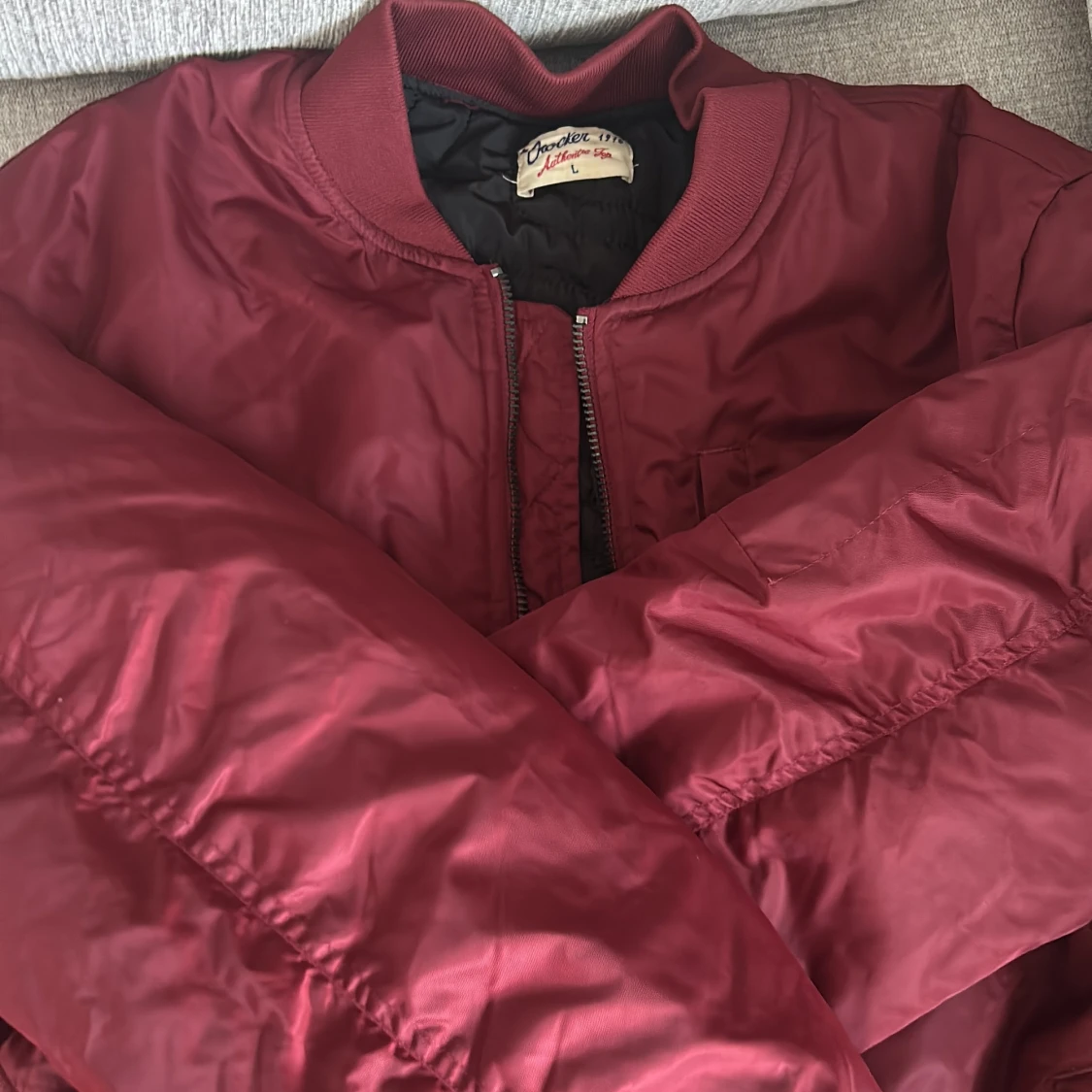 Vinröd bomberjacka från Crocker - 1