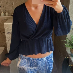 Mörkblå topp - Så snygg omlott topp!! Från &other stories✨