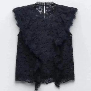 Svart spetsblus från Zara - Säljer en elegant svart spetsblus från Zara. Perfekt för festliga tillfällen eller en utekväll. Blusen är i storlek L passar bäst m.