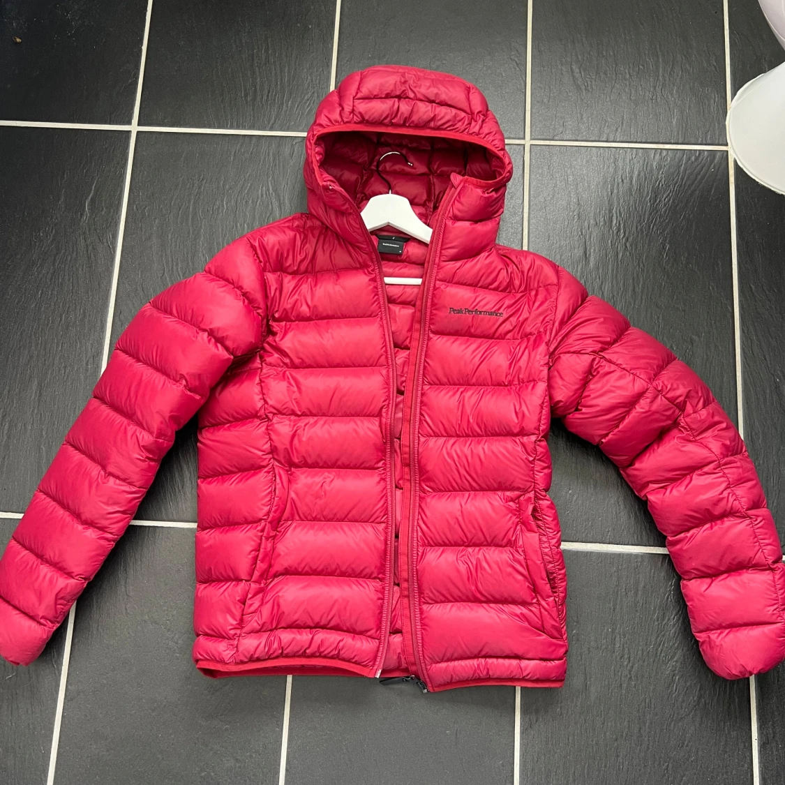 Röd dunjacka från Peak Performance