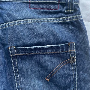 Dondup jeans - Säljer dessa dondup jeans då dem är för stora! | Väldigt fint skick, vet inte om lapparna är design men tror det eftersom jeansen är i väldigt fint skick annars! | Nypris ligger på cirka 6000 kr | Storlek 33. | Släng iväg en signal vid funderingar så svarar jag snabbt. |