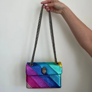 Kurt geiger väska - Super fint skick men har lite små defekter i lädret. Super fin väska i den mindre modellen. Nypris runt 2,4