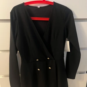 Svart jumpsuit - Helt oanvänd men köpt för några år sedan. 