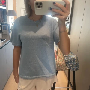 Ljusblå chunky t-shirt Soft Goat - Säljer en ljusblå chunky t-shirt från Soft Goat. Haft ett tag så lite nopprig men enkelt att få bort och annars i superfint skick! LÅNADE BILDER