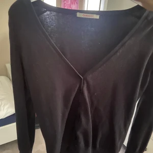 Svart v-ringad kofta från Camaieu - Svart fin kofta från Camaieu, knappt använd och säljer då jag har för många liknande koftor!
