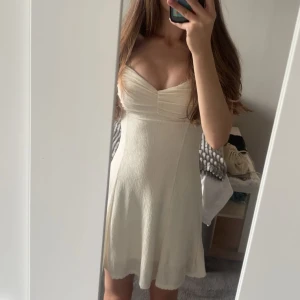 Creme vit klänning från gina - Säljer en creme vit kort klänning från gina tricot i storlek xs/s💕💕