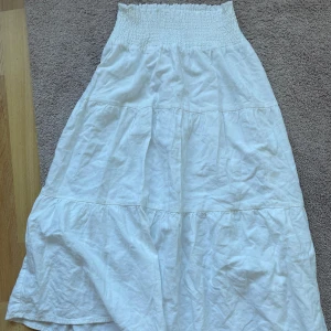 Långkjol från Lager 157 - Super söt långkjol från lager 157 i storlek 150. Mitt namn står dock i den MEN SYNS INTE ÖVERHUVUDTAGET!! Skulle dock säga att den passar mer 140 än 150. ALLA PLAGG TVÄTTAS INNAN SKICKNING!!! Kan strykas om du vill. Säljer pgå att den blivit alldeles för kort🥲🥲