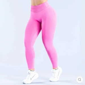 Rosa träningstights DFYNE - Supersnygga träningsthights i världens finaste rosa! Endast testade och säljer pägrund av att storleken blev fel. Skriv vid intresse!! Pris kan diskuteras vid snabb affär.
